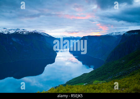 View sur un virage spectaculaire dans le fjord, Fjord Aurlands Aurlands, Sogn og Fjordane, Norvège Banque D'Images