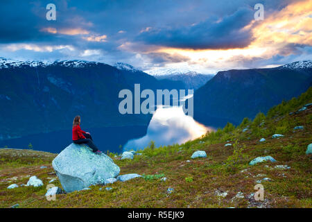 Un randonneur solitaire prend dans les paysages à couper le souffle d'une courbure dans le spectaculaire Fjord Aurlands Aurlands, Fjord, Sogn og Fjordane, Norvège (M.) Banque D'Images