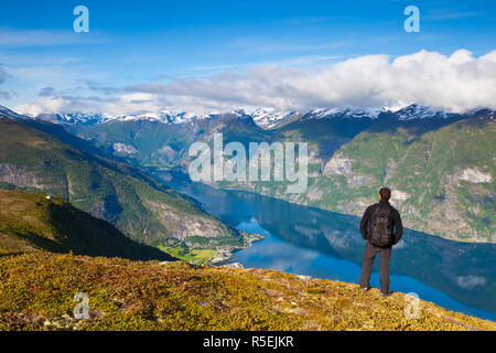 Lumière du matin illumine les vues spectaculaires sur le Fjord Aurlands, Sogn og Fjordane, Norvège Banque D'Images