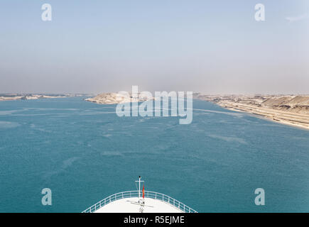 Entrer dans le canal de Suez en Égypte par bateau Banque D'Images