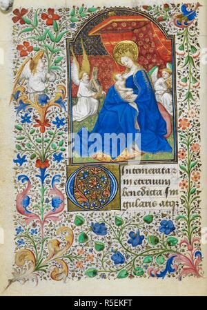 Miniature de la Vierge Marie allaitant l'enfant Jésus sous un auvent rouge, avec deux anges, au début de l'O intemerata. Livre d'heures, l'utilisation de Rome ('Le Dunois heures'). La France, l'Europe centrale (Paris) ; c. 1440 - c. 1450 (après 1436). Source : Yates Thompson 3, f.27v. Langue : Français de l'Amérique latine, avec un calendrier. Banque D'Images