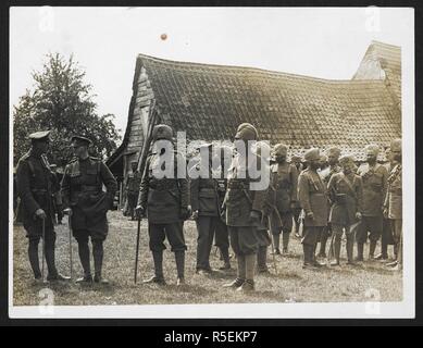 Groupe d'officiers britanniques et indien, 15e Sikhs [Le Sart, France], debout dans une ferme française, 24 juillet 1915. Dossier de l'armée indienne en Europe durant la Première Guerre mondiale. 20e siècle, 24 juillet 1915. Argentiques. Source : Photo 24/(76). Auteur : Big Sur, H. D. Banque D'Images