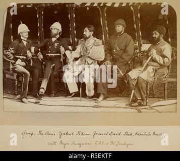 Un groupe. L'Émir Yakoub Khan, le général DOAD Shah, Habeebula Moustafi, avec de grands Cavagnari C.S.I. & Mr Jenkyns. La signature du Traité de Gandamak (26 mai 1879) qui a officiellement mis fin à la première phase de la seconde guerre anglo-afghane. De gauche à droite, William Jenkyns ; Major Sir Louis Cavagnari, Yakoub Khan, Émir de l'Afghanistan ; le général Daud Shah ; et, Habibulla Mustapha. Source : Photo 487/100. Auteur : BURKE, John. Banque D'Images