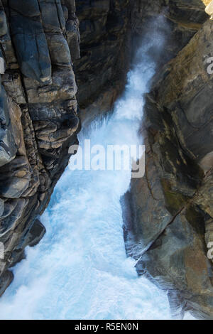 D'énormes vagues d'eau claire s'écraser dans le fameux écart dans Torndirrup National Park près d'Albany, dans l'ouest de l'Australie. Banque D'Images