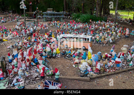 Gnomesville à Wellington Mill, en Australie occidentale. La route est couverte de gnomes que les gens apportent. Banque D'Images