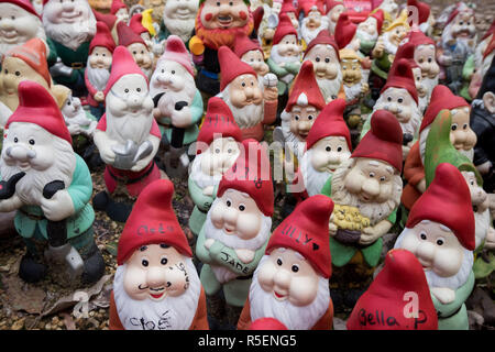 Gnomesville à Wellington Mill, en Australie occidentale. La route est couverte de gnomes que les gens apportent. Banque D'Images