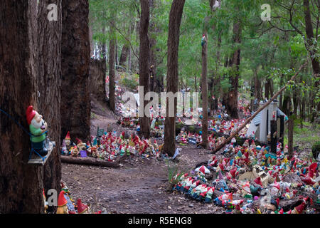 Gnomesville à Wellington Mill, en Australie occidentale. La route est couverte de gnomes que les gens apportent. Banque D'Images