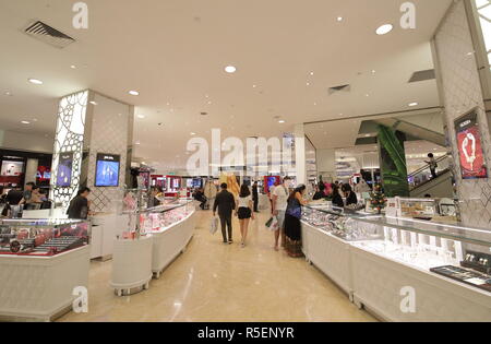 Personnes visitent Takashimaya Ngee Ann City shopping mall de Orchard Road à Singapour. Banque D'Images