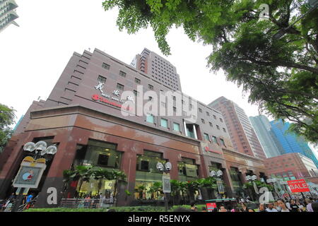 Personnes visitent Takashimaya Ngee Ann City shopping mall de Orchard Road à Singapour. Banque D'Images