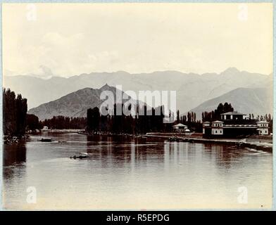 Vue sur la Jhelum à Srinagar, au Cachemire, en direction de Takht-e Sulaiman. Sir Hugh Barnes Shakespear Collection : Album photo de Lady Barnes. L'Inde, c.1895. Source : Photo 556/1(17). Banque D'Images