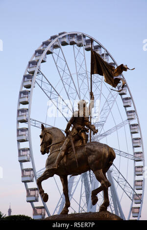 France, Paris, place des Pyramides, Statue de Jeanne d'Arc et Carousel Banque D'Images