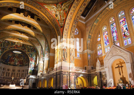 France, Normandie, Lisieux, la Basilique de Sainte Thérèse Banque D'Images