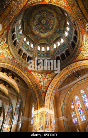 France, Normandie, Lisieux, la Basilique de Sainte Thérèse Banque D'Images