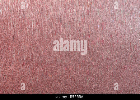 De texture aluminium rouge fond de carton ondulé, libre. Structure du crêpe froissé métalliques carton rose foncé macro. Banque D'Images