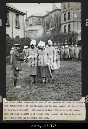 La cigarette étant présenté à certains de nos officiers blessés à l'Hôpital de Kitchener, Brighton. "Dans la distance peut être vu à plusieurs des bâtiments dans ce grand hôpital. Non seulement n'ont Tommy Atkins veut son fourni avec quantités de cigarettes, tabac, etc. mais ici, nous voyons nos Indiens blessés qui reçoivent le même". Dossier de l'armée indienne en Europe durant la Première Guerre mondiale. 20e siècle, 1915. Argentiques. Source : Photo 24/(12). Langue : Anglais. Auteur : Big Sur, H. D. Banque D'Images