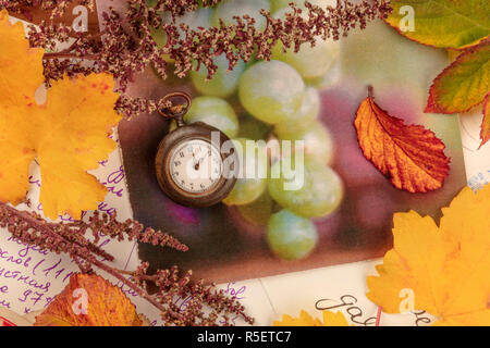 La nostalgie. Un vintage watch avec les feuilles d'automne et de cartes anciennes, en plongée des Banque D'Images