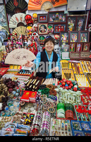 La Chine, Beijing, le marché de la soie, magasin de souvenirs Banque D'Images