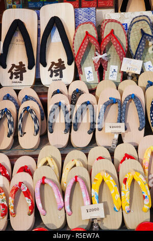 Le Japon, Kyoto, Higashiyama, Shop affichage des sandales traditionnelles japonaises ou Geta Banque D'Images