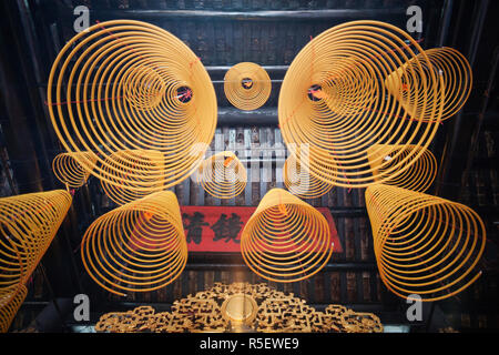 La Chine, Macao, Sam Kai Vui Kun Temple, bobines d'encens Banque D'Images