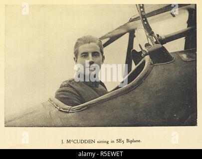 J. McCudden assis dans un biplan SE5'. James Thomas Byford McCudden VC, DSO, MC & Bar & Bar, MM (28 mars 1895 - 9 juillet 1918). Un pilote de chasse de la Première Guerre mondiale, il a été récipiendaire de la Croix de Victoria. Avec ses six médailles britanniques et un Français, McCudden reçu plus de médailles pour bravoure que tout autre d'un membre de nationalité britannique en service dans la Première Guerre mondiale. À sa mort, il avait amassé 57 victoires, faisant de lui le 7e plus haut score as de la Première Guerre mondiale . Flying Fury. Londres : John Hamilton, 1930. Source : 09081.d.31 page 80 en face de la plaque. Banque D'Images