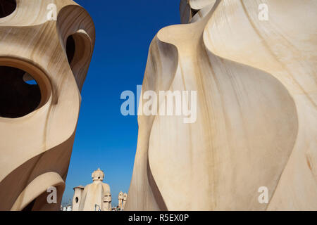 Espagne, Barcelone, Casa Mila aka La Pedrera, cheminées sur le toit Banque D'Images