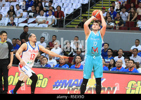 Pasay City, Philippines. 30Th Nov, 2018. Alexandr Zhigulin (17, Bleu) incendié les Philippines pour 30 points lors de leur match de la FIBA. Crédit : Dennis Jerome Acosta/ Pacific Press/Alamy Live News Banque D'Images