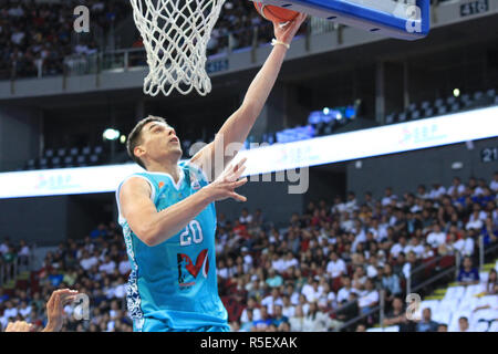 Pasay City, Philippines. 30Th Nov, 2018. Anton Bykov (20, Bleu) incendié aux Philippines pour 20 points lors de leur match de la FIBA. Crédit : Dennis Jerome Acosta/ Pacific Press/Alamy Live News Banque D'Images