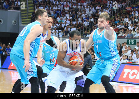 Pasay City, Philippines. 30Th Nov, 2018. Stanley Pringle (blanc) est entouré par trois joueurs du Kazakhstan (bleu). Crédit : Dennis Jerome Acosta/ Pacific Press/Alamy Live News Banque D'Images