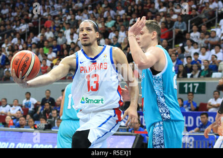 Pasay City, Philippines. 30Th Nov, 2018. Marcio Lassiter (Philippines), 13 cours des lecteurs Anton Bykov (20, Bleu) lors de leur match de la FIBA. Crédit : Dennis Jerome Acosta/ Pacific Press/Alamy Live News Banque D'Images