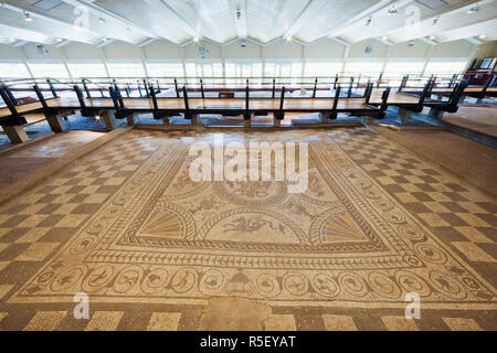 L'Angleterre, West Sussex, Chichester, Fishbourne Roman Palace, le cupidon, sur une mosaïque de Dauphin Banque D'Images