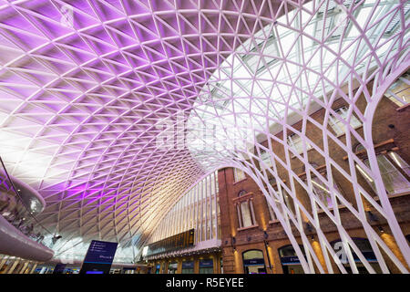 L'Angleterre, Londres, la gare de King's Cross, le grand hall conçu par John McAslan et construit par Vinci Banque D'Images