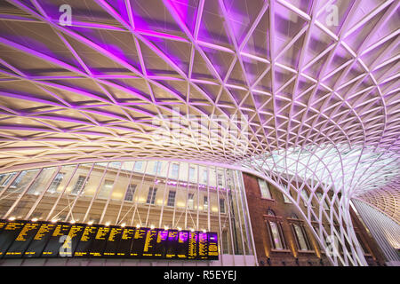 L'Angleterre, Londres, la gare de King's Cross, le grand hall conçu par John McAslan et construit par Vinci Banque D'Images