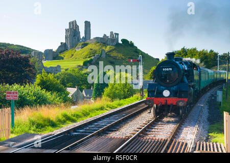 Royaume-uni, Angleterre, dans le Dorset, Corfe Castle et la station sur le chemin de fer Swanage Banque D'Images