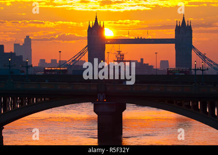 Royaume-uni, Angleterre, Londres, Southwark Bridge et Tower Bridge au lever du soleil Banque D'Images