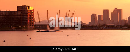 Royaume-uni, Angleterre, Londres, Royal Victoria Dock, Canary Wharf skyline et O2 Arena (dôme du millénaire) Banque D'Images