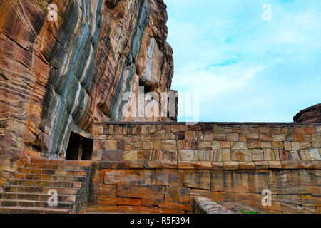 Les patrons de grès sur Badami Grottes Temples, Badami, Bagalkot, Karnataka, Inde Banque D'Images