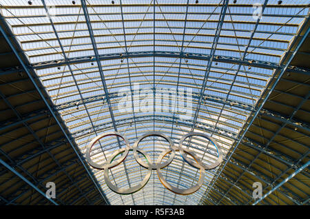 Royaume-uni, Angleterre, Londres, St Pancras Gare, anneaux olympiques Banque D'Images