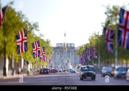 Les taxis sur le Mall et le palais de Buckingham, Londres, Angleterre, Royaume-Uni Banque D'Images
