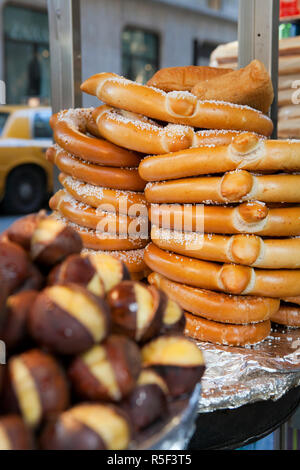 USA, New York City, Manhattan, des bretzels et des châtaignes en vente sur la Cinquième Avenue Banque D'Images