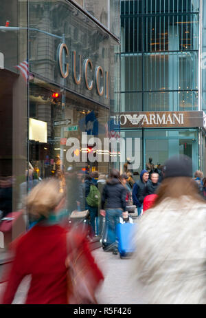 USA, Manhattan, Midtown, Fifth Avenue, Gucci et Armani boutiques Banque D'Images