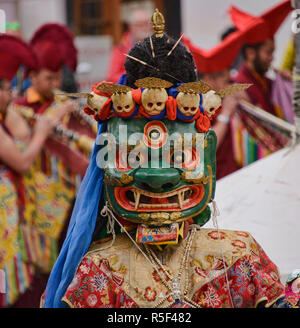 Un moine masqué fonctionne à un cham traditionnel danse bouddhiste tibétain, Leh, Ladakh, Inde Banque D'Images