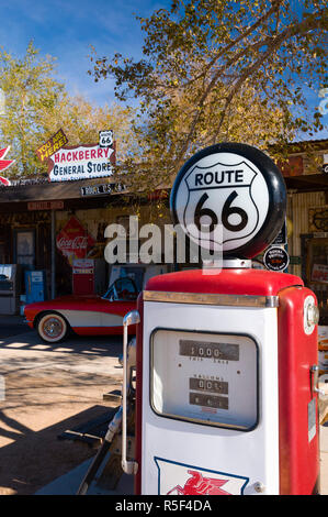 USA, Arizona, Route 66, micocoulier, magasin général et Gas Station Banque D'Images