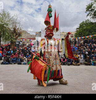 Un moine masqué fonctionne à un cham traditionnel danse bouddhiste tibétain, Leh, Ladakh, Inde Banque D'Images