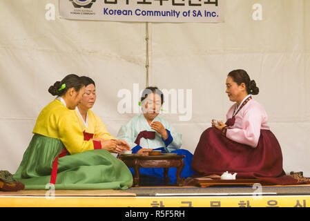 Un groupe de femmes participent à une cérémonie du thé à la culture coréenne et de l'Alimentation 2017 Festival à Adelaide, Australie du Sud, Australie. Banque D'Images