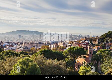 Novembre matin ensoleillé dans le Parc Güell de Gaudi - chef d'œuvre à Barcelone, Espagne Banque D'Images