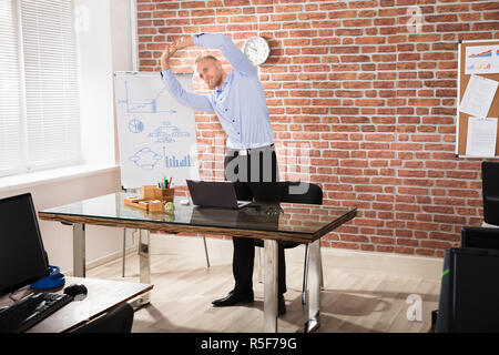 Man exercising in Office Banque D'Images