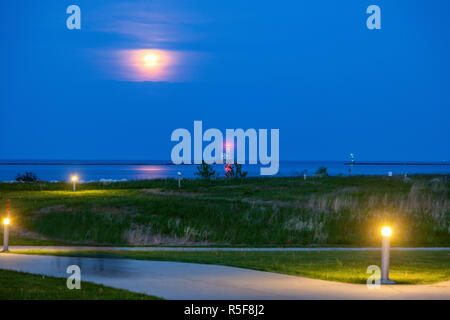 Brise-lames et phare de Milwaukee pleine lune. Milwaukee, Wisconsin, États-Unis. Banque D'Images
