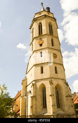 Superbe tour d'une vieille église en pierre Banque D'Images