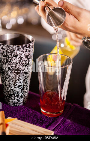 Libre de mains barman pouring alcoholic drink.plateau professionnel Banque D'Images