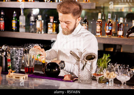 Libre de mains barman pouring alcoholic drink.plateau professionnel Banque D'Images